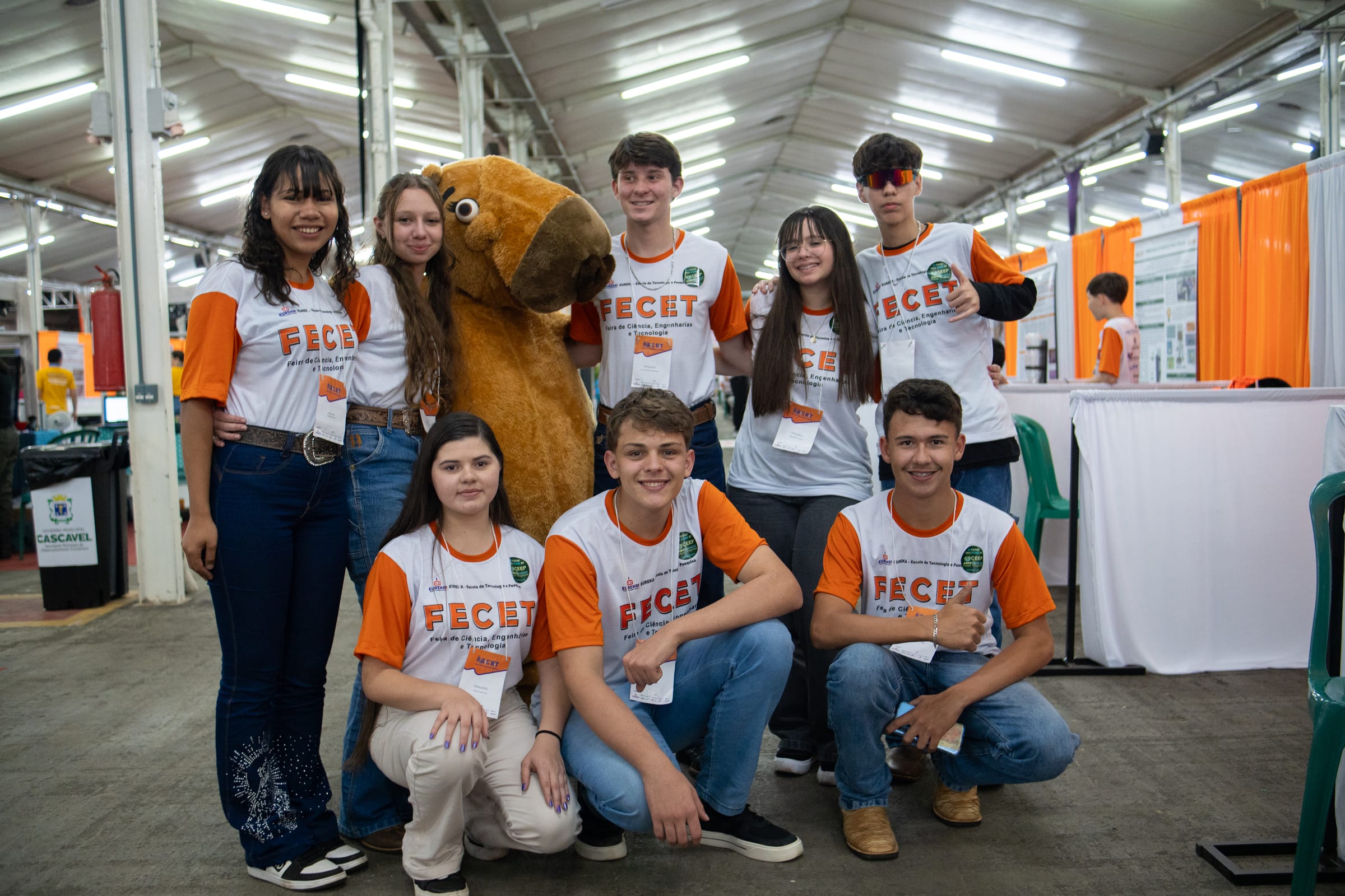 Alunas apresentando projeto científico em estande da FECET